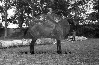 Frente de Aragón, Franco montando a caballo