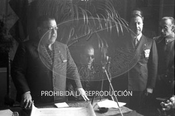 El teniente Ojinaga recibe el titulo de Ingeniero