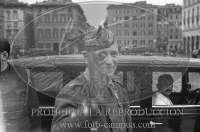 Musolini preside el desfile en honor a los combatientes