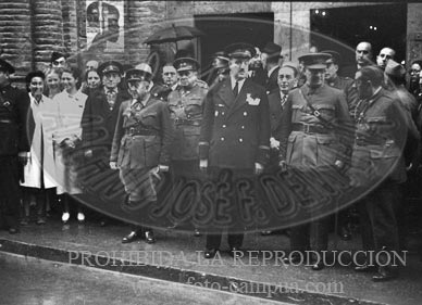 Hospital de Zaragoza. Imposicion de brazaletes a las enfermeras