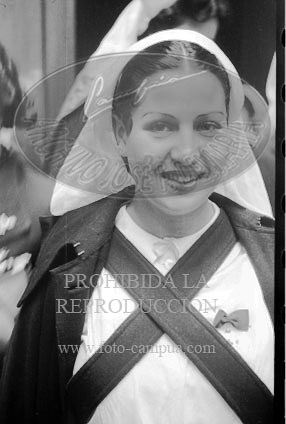 Hospital de Zaragoza. Imposicion de brazaletes a las enfermeras