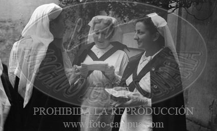 Hospital de Zaragoza. Imposicion de brazaletes a las enfermeras