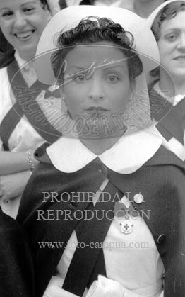 Hospital de Zaragoza. Imposicion de brazaletes a las enfermeras