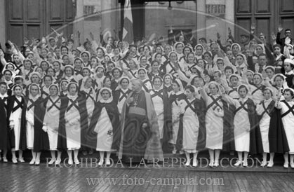 Hospital de Zaragoza. Imposicion de brazaletes a las enfermeras