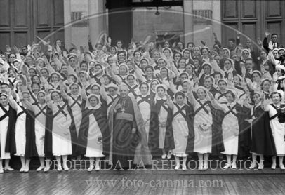 Hospital de Zaragoza. Imposicion de brazaletes a las enfermeras