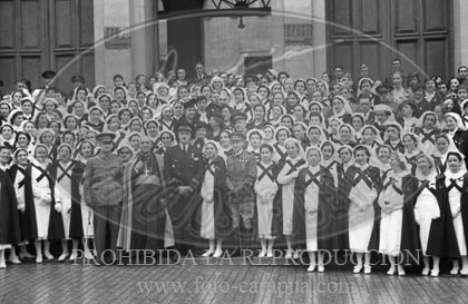 Hospital de Zaragoza. Imposicion de brazaletes a las enfermeras