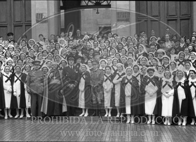 Hospital de Zaragoza. Imposicion de brazaletes a las enfermeras