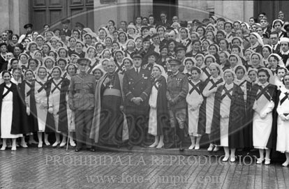 Hospital de Zaragoza. Imposicion de brazaletes a las enfermeras