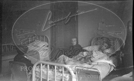 Hospital de Zaragoza. Imposicion de brazaletes a las enfermeras