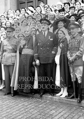 Hospital de Zaragoza. Imposicion de brazaletes a las enfermeras