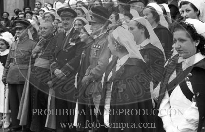 Hospital de Zaragoza. Imposicion de brazaletes a las enfermeras