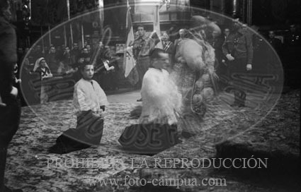 Hospital de Zaragoza. Imposicion de brazaletes a las enfermeras