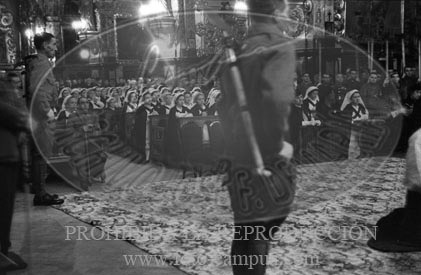 Hospital de Zaragoza. Imposicion de brazaletes a las enfermeras