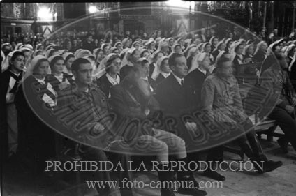 Hospital de Zaragoza. Imposicion de brazaletes a las enfermeras