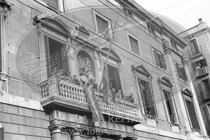 Toma de Barcelona. Los Nacionales en el Palacio San Jorge. Imagenes del puerto