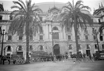 Toma de Barcelona. Los Nacionales en el Palacio San Jorge. Imagenes del puerto