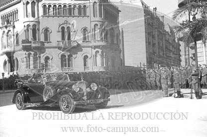 Desfile en Barcelona tras la toma de la ciudad