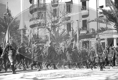 Desfile en Barcelona tras la toma de la ciudad