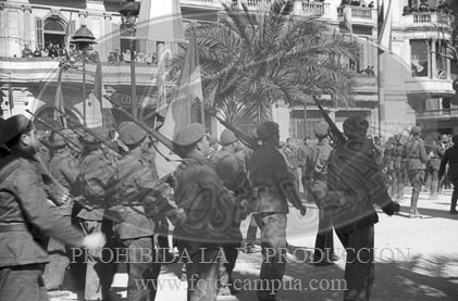 Desfile en Barcelona tras la toma de la ciudad