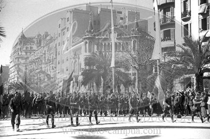 Desfile en Barcelona tras la toma de la ciudad