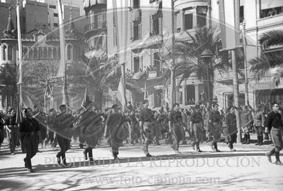 Desfile en Barcelona tras la toma de la ciudad