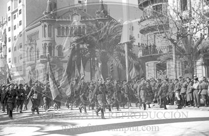 Desfile en Barcelona tras la toma de la ciudad