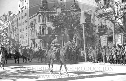 Desfile en Barcelona tras la toma de la ciudad