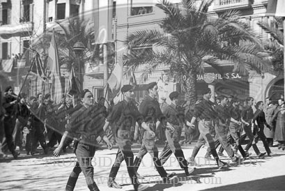 Desfile en Barcelona tras la toma de la ciudad