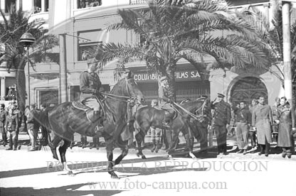 Desfile en Barcelona tras la toma de la ciudad