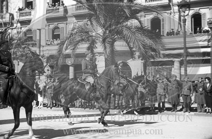 Desfile en Barcelona tras la toma de la ciudad