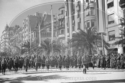 Desfile en Barcelona tras la toma de la ciudad