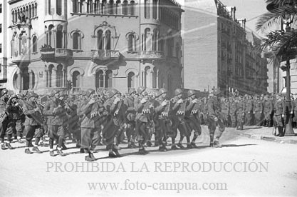 Desfile en Barcelona tras la toma de la ciudad