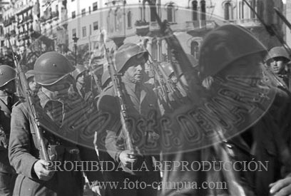 Desfile en Barcelona tras la toma de la ciudad