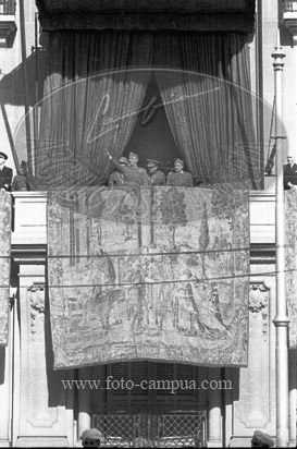 Desfile en Barcelona tras la toma de la ciudad