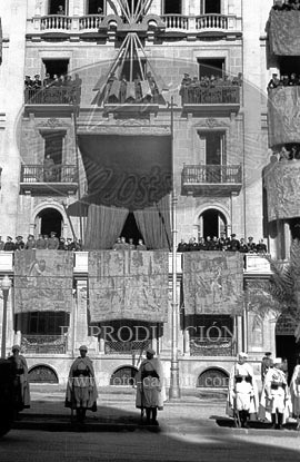 Desfile en Barcelona tras la toma de la ciudad