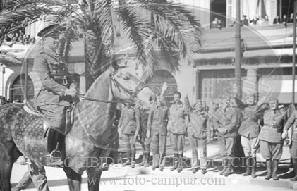Desfile en Barcelona tras la toma de la ciudad
