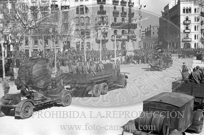 Desfile en Barcelona tras la toma de la ciudad