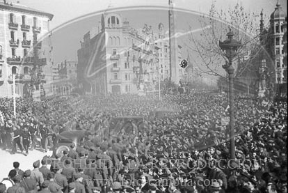 Desfile en Barcelona tras la toma de la ciudad