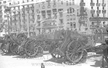Desfile en Barcelona tras la toma de la ciudad