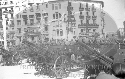 Desfile en Barcelona tras la toma de la ciudad