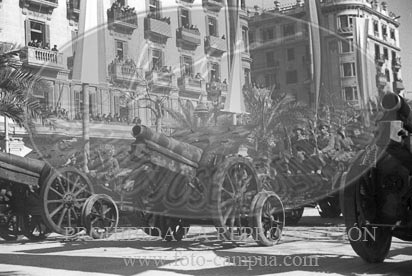 Desfile en Barcelona tras la toma de la ciudad