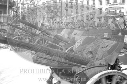 Desfile en Barcelona tras la toma de la ciudad