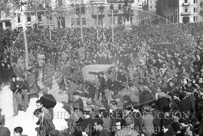 Desfile en Barcelona tras la toma de la ciudad