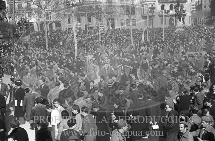 Desfile en Barcelona tras la toma de la ciudad