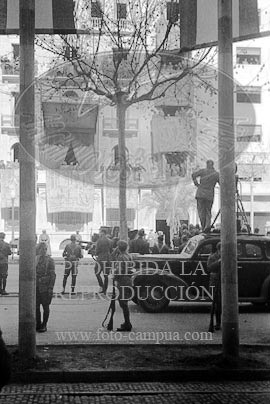 Desfile en Barcelona tras la toma de la ciudad