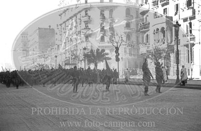 Desfile en Barcelona tras la toma de la ciudad