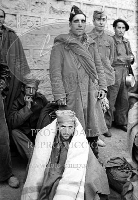 Milicianos y refugiados en Perpignan