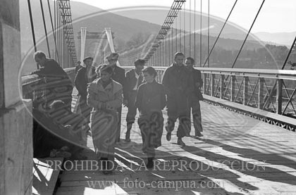 Milicianos y refugiados en la frontera con Francia