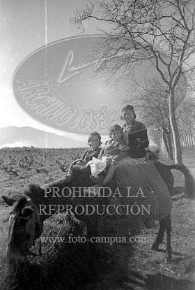 Milicianos y refugiados en la frontera con Francia