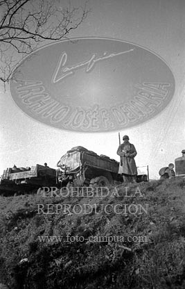 Milicianos y refugiados en la frontera con Francia